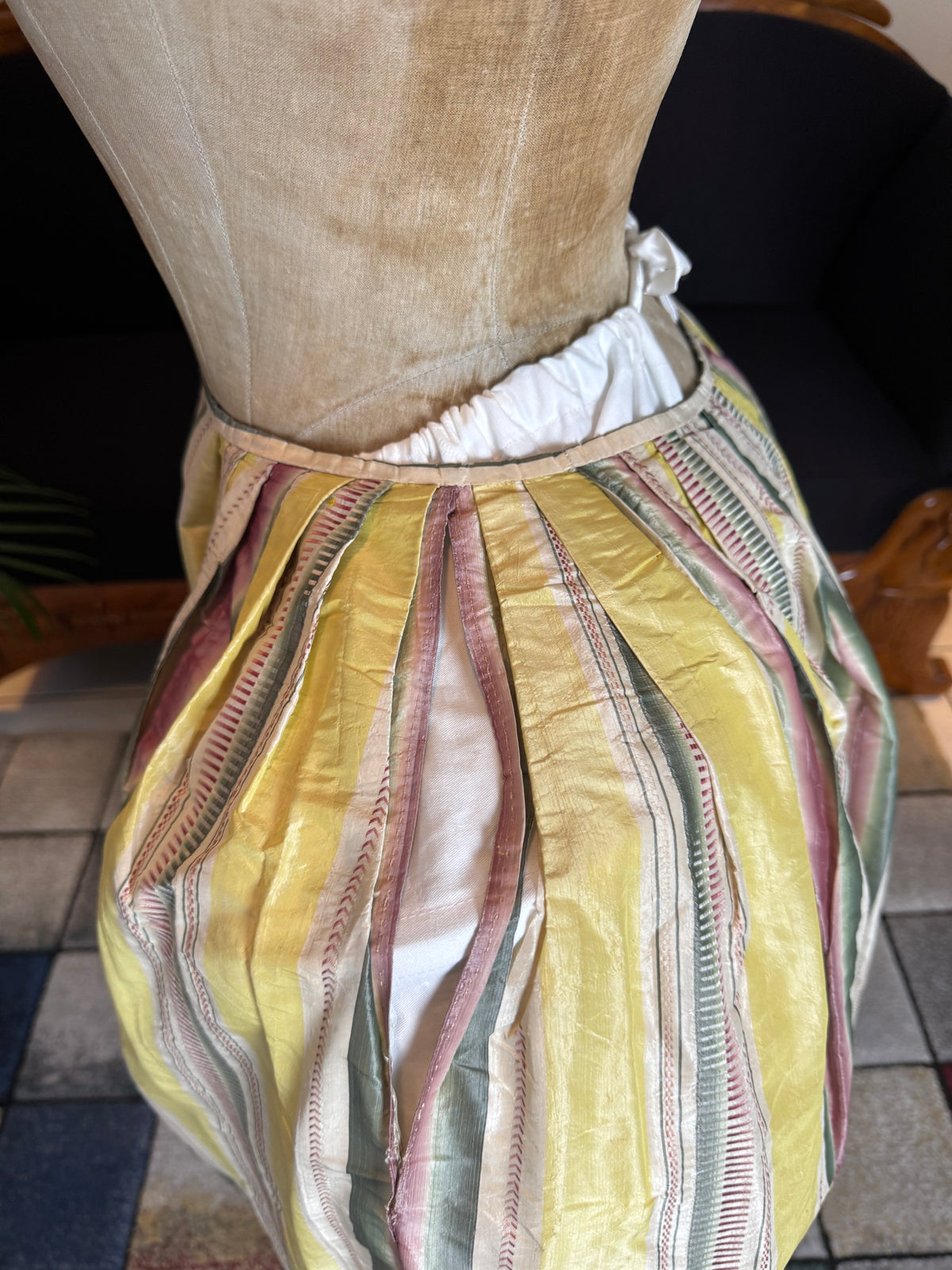 Eine Robe à l’Anglaise aus gelb, grün und pink gestreiftem Seidentaft, ca. 1770