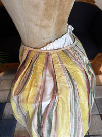Eine Robe à l’Anglaise aus gelb, grün und pink gestreiftem Seidentaft, ca. 1770