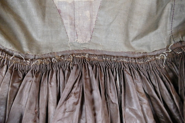 Antike Biedermeier Mutter-Tochter Moiré-Seiden-Nachmittagskleider, 1840er Jahre