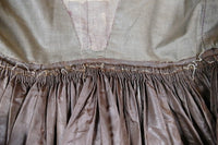 Antike Biedermeier Mutter-Tochter Moiré-Seiden-Nachmittagskleider, 1840er Jahre