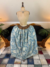 Robe à la Française aus blauem und cremefarbenem Seidendamast – authentisches Kleid aus dem 18. Jahrhundert, ca. 1770