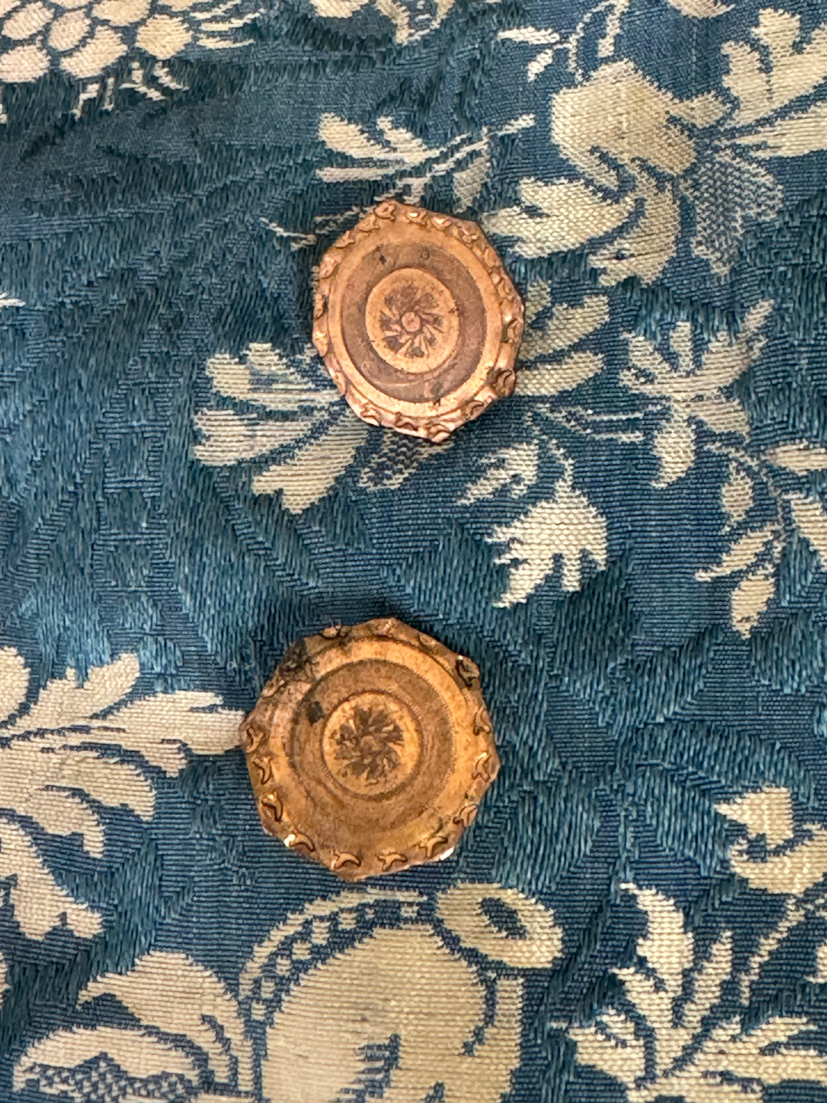 Rokoko Caraco 1750 – Blau-weiß geblümte Seide, Jacke im Reitstil