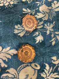 Rokoko Caraco 1750 – Blau-weiß geblümte Seide, Jacke im Reitstil