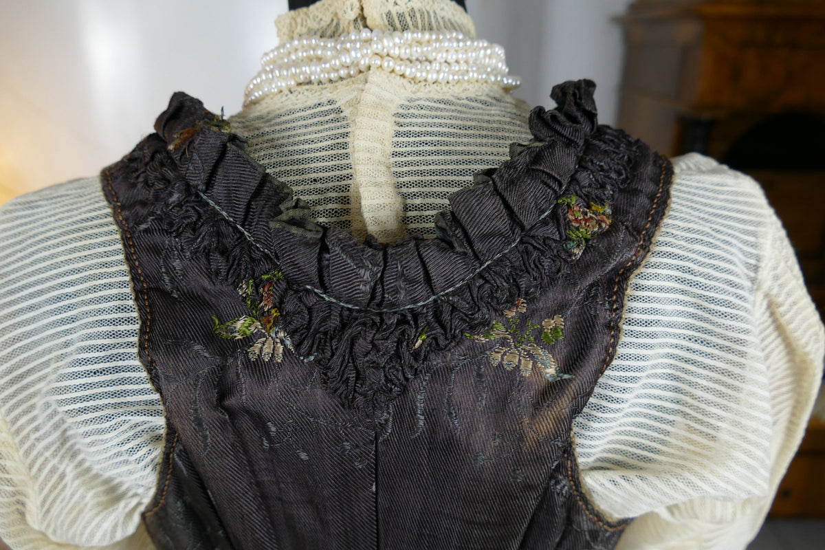 1795–1800 cream linen stays with quilted panels, front lacing and Regency transitional silhouette, antique corset