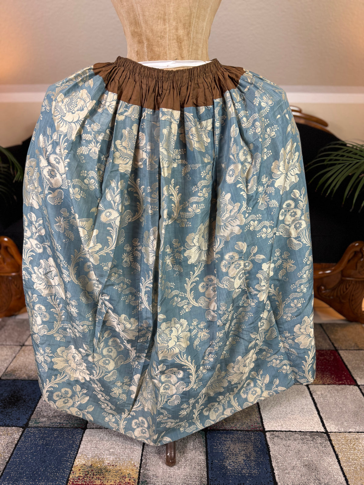 Robe à la Française aus blauem und cremefarbenem Seidendamast – authentisches Kleid aus dem 18. Jahrhundert, ca. 1770