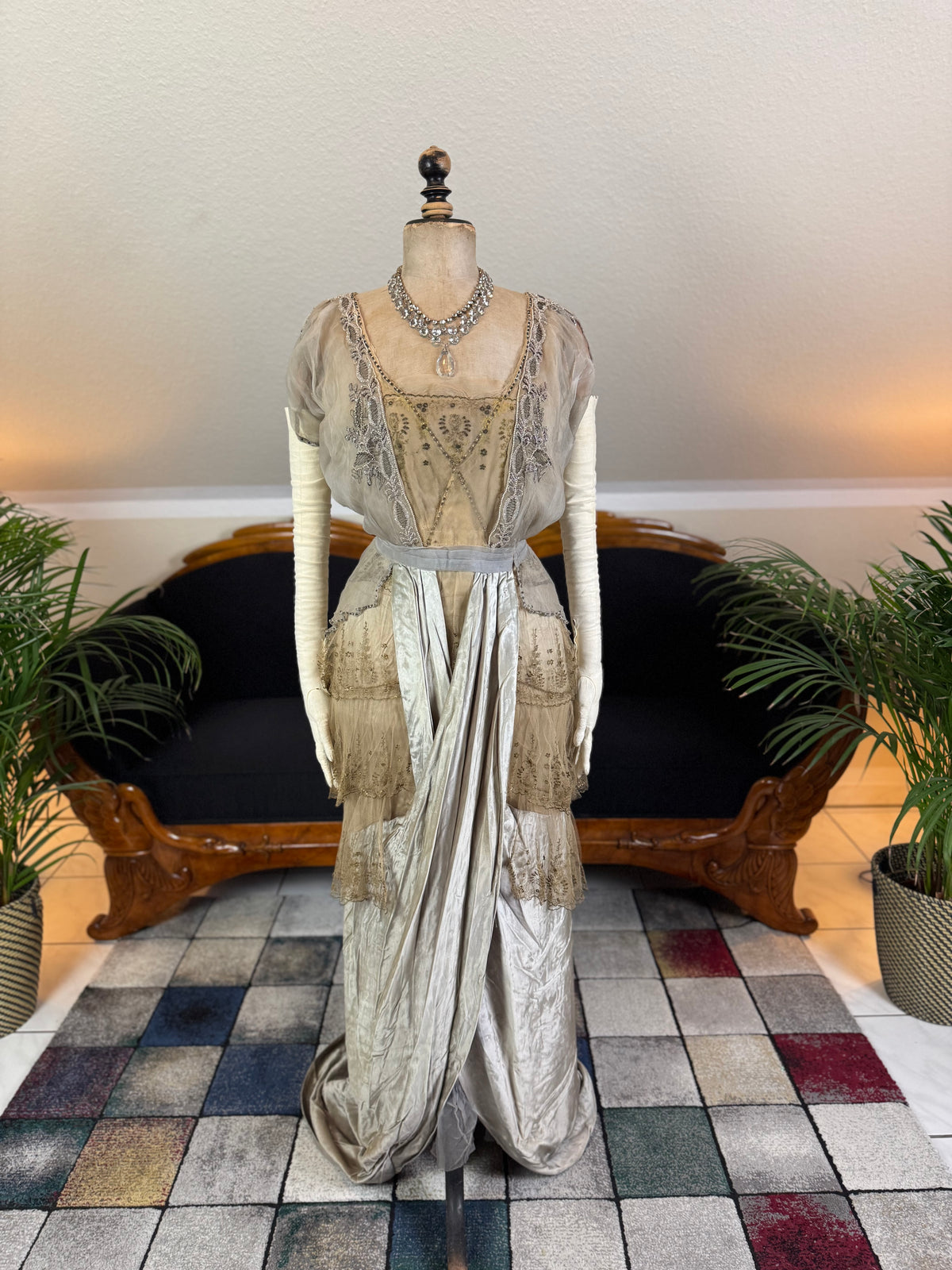 Antikes GUSTAVE BEER Abendkleid – Seidenchiffon &amp; Samt, Paris Couture ca. 1912