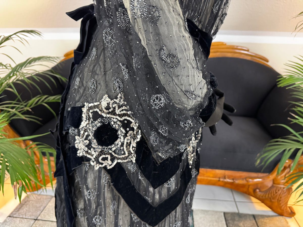 Antique Parisian evening gown with lace, tulle, velvet, rhinestones and beadwork, Marc Walter Place Vendôme label, Belle Époque couture designed for candlelight