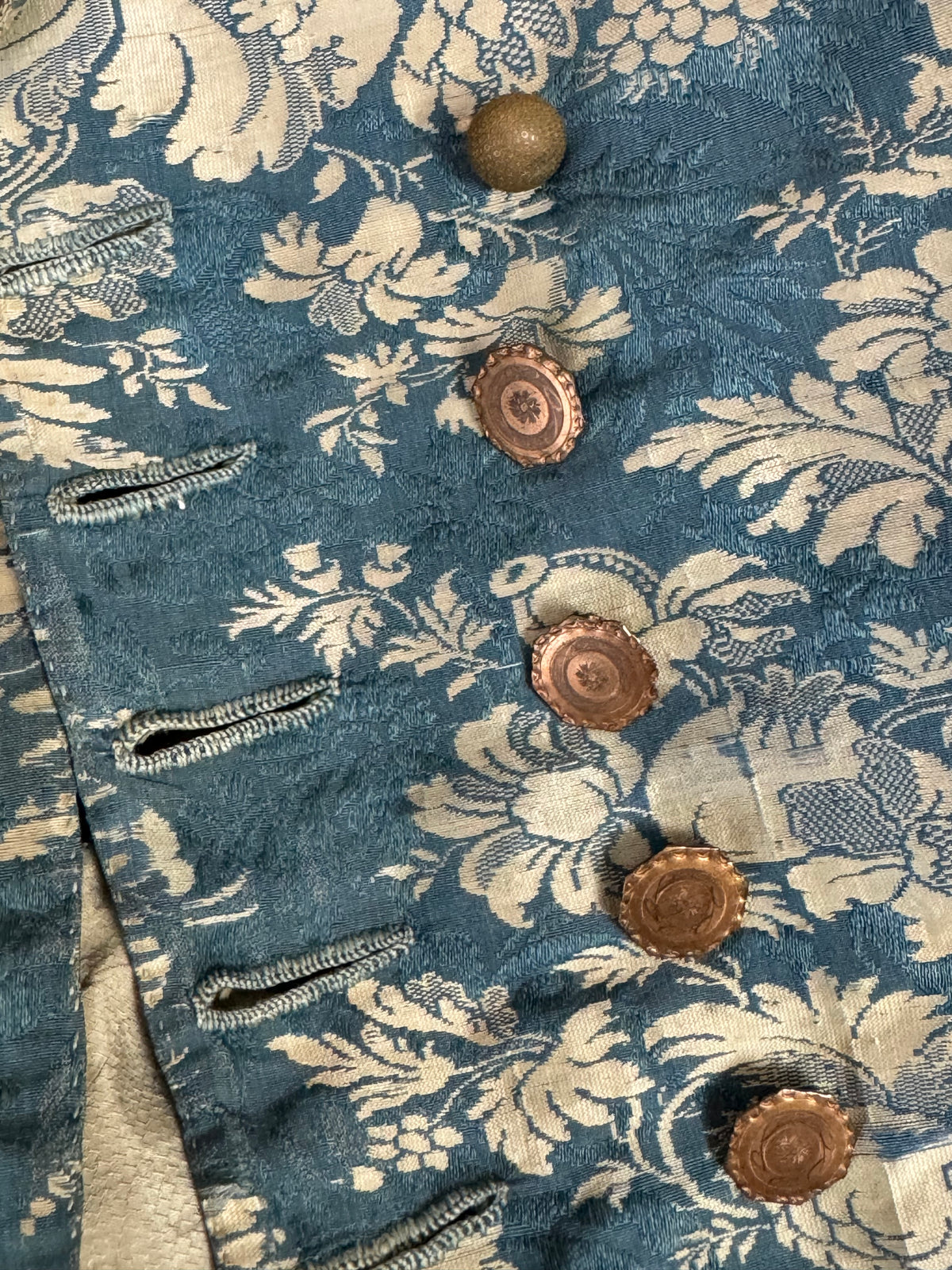 Rokoko Caraco 1750 – Blau-weiß geblümte Seide, Jacke im Reitstil