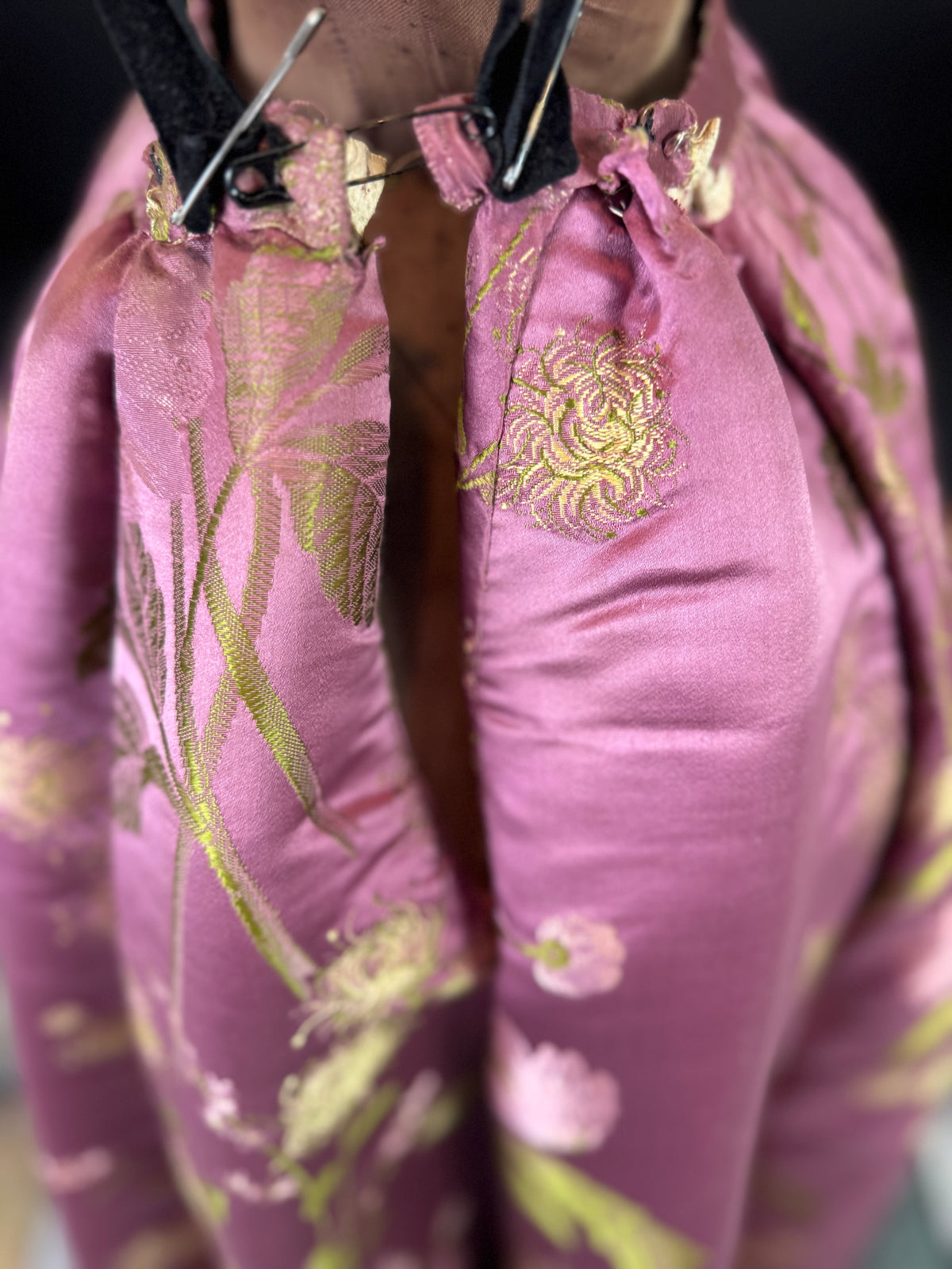 Antikes lilafarbenes Seiden-Ballkleid aus der viktorianischen Ära, ca. 1895