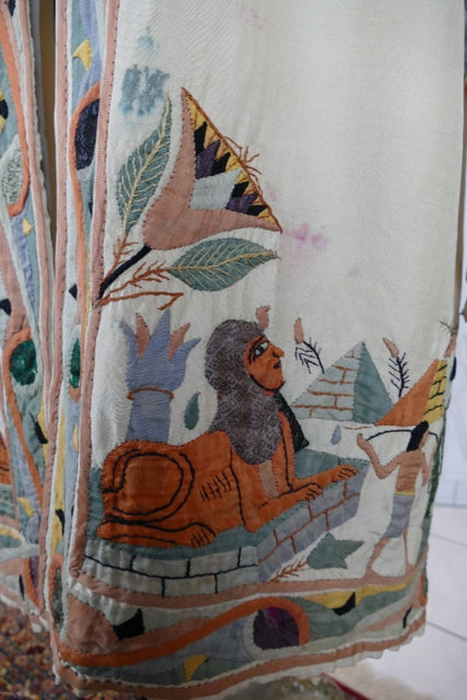 Ägyptische Revival Seidenjacke, ca. 1924 – Appliqué-Motive mit Sphinx, Skarabäus & Pyramide