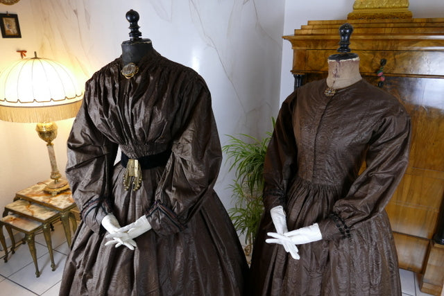 1840s Biedermeier mother‑daughter afternoon dresses in printed cotton with wide sleeves and fitted bodices, antique gowns