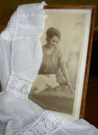 Taufkleid mit Originalfoto, England, ca. 1923 – Netz-Tüll & Spitze, Unterkleid aus Seide