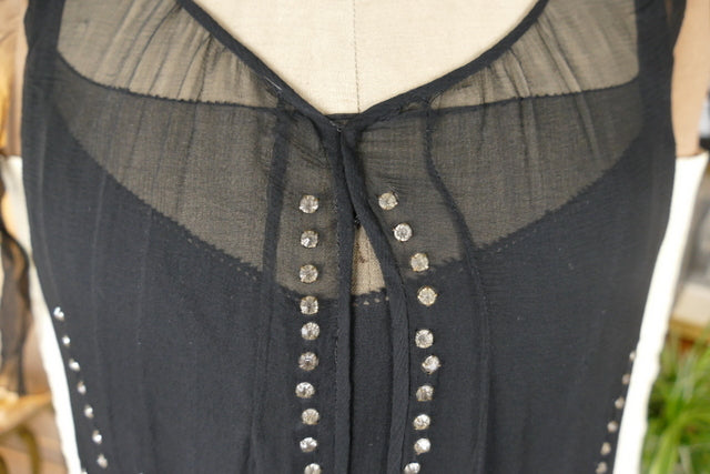 Antikes Abendkleid aus schwarzem Seidenchiffon mit Strasssteinen, ca. 1928