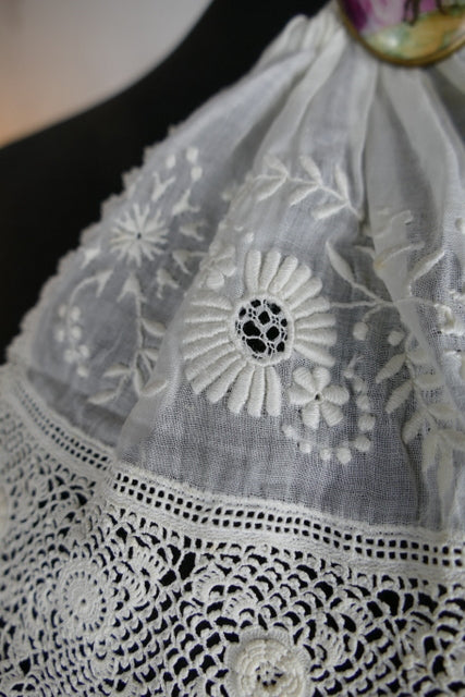 Antikes irisches Spitzenjabot – Edwardianisches besticktes Musselin-Accessoire, ca. 1910