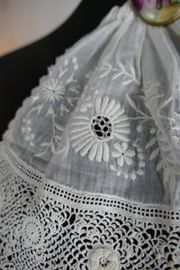 Antikes irisches Spitzenjabot – Edwardianisches besticktes Musselin-Accessoire, ca. 1910
