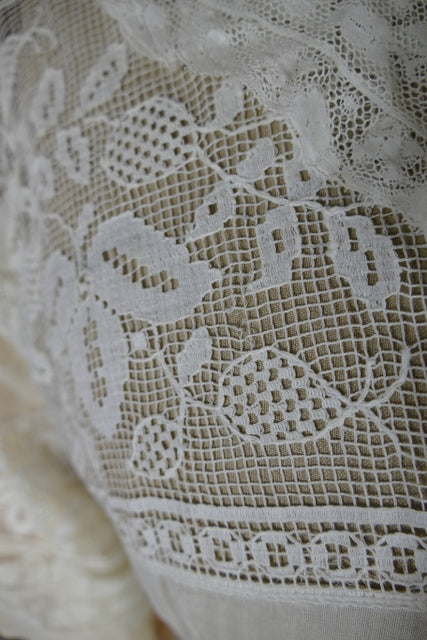 Antikes edwardianisches maltesisches Spitzen-Teekleid, ca. 1908