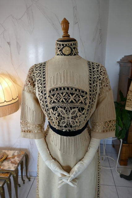 Edwardian linen walking ensemble, ca. 1906, two‑piece dress with jacket and decorative buttons, antique gown