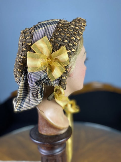 Haube mit gelbem Band, ca. 1860