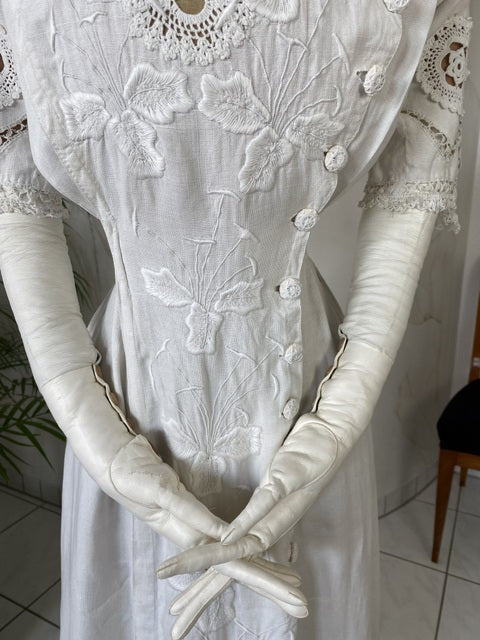Antikes besticktes weißes Leinen-Nachmittagskleid, ca. 1910