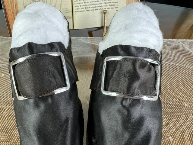 Spätbarocke Damenschuhe, 1730er–1740er Jahre – Seltene englische Seidenschuhe aus dem 18. Jahrhundert