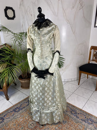 Antikes zweiteiliges Dinnerkleid aus Seidenbrokat, ca. 1898