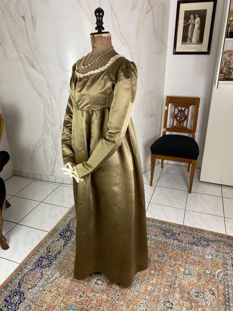1805–1810 white silk Empire gown with high waistline, short sleeves and classical draped skirt, antique dress