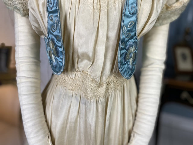 Abendkleid aus Chantilly und himmelblauem Satin, ca. 1914