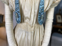 Abendkleid aus Chantilly und himmelblauem Satin, ca. 1914