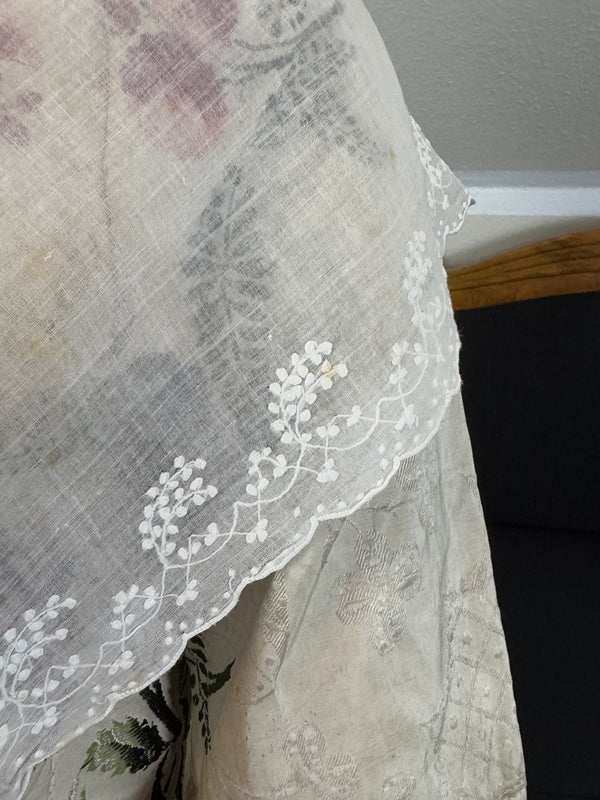 Rokokodamen-Musselin-Fichu-Schal, England, ca. 1785–1790
