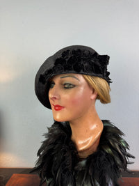 Elegant asymmetrical English 1920s straw hat with velvet appliqués, black silk lining, excellent condition