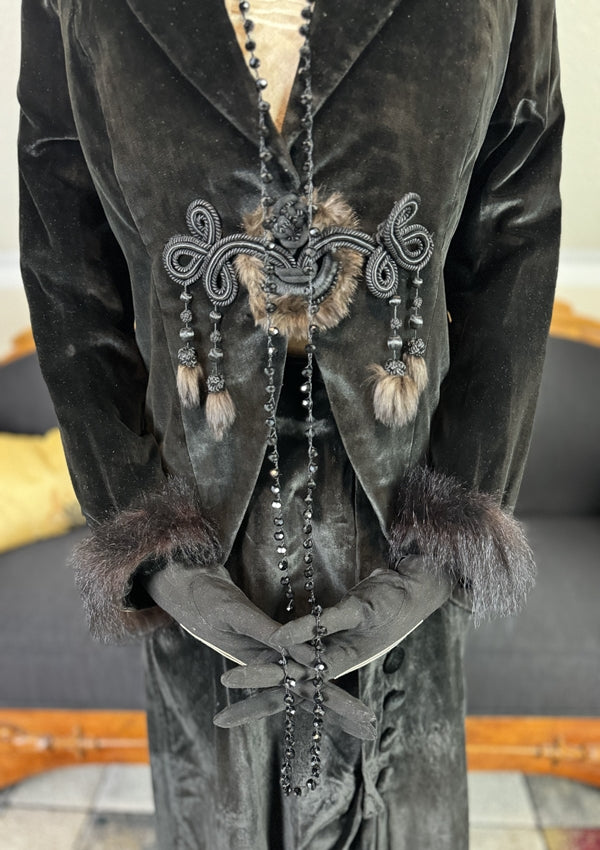 Antikes Gehkleid aus der Titanic-Ära, ca. 1912 – dreiteiliges Ensemble aus Samt