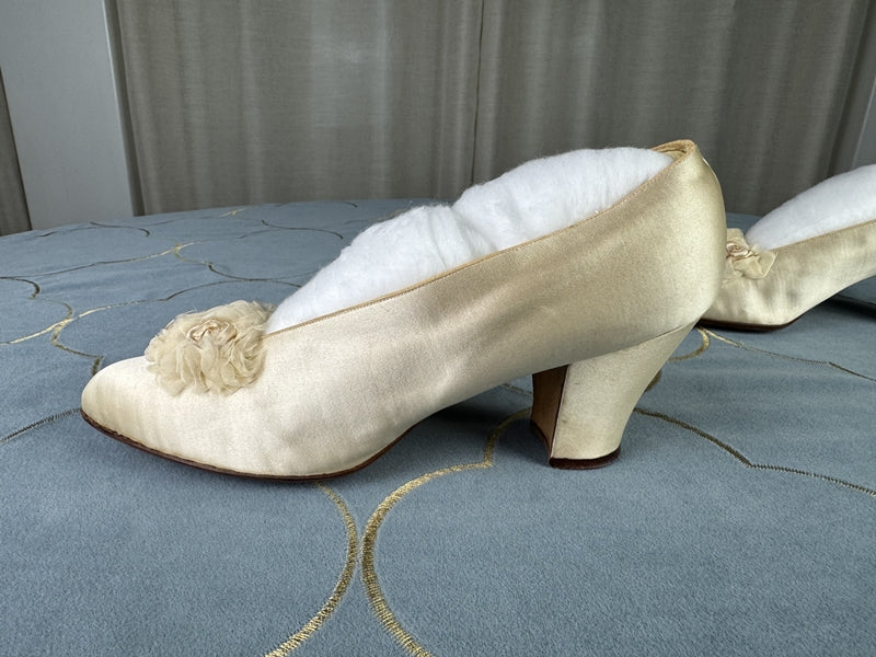 Hochzeitsschuhe aus der Titanic-Ära – Brautschuhe aus elfenbeinfarbener Seide, ca. 1912