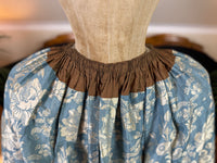Robe à la Française aus blauem und cremefarbenem Seidendamast – authentisches Kleid aus dem 18. Jahrhundert, ca. 1770