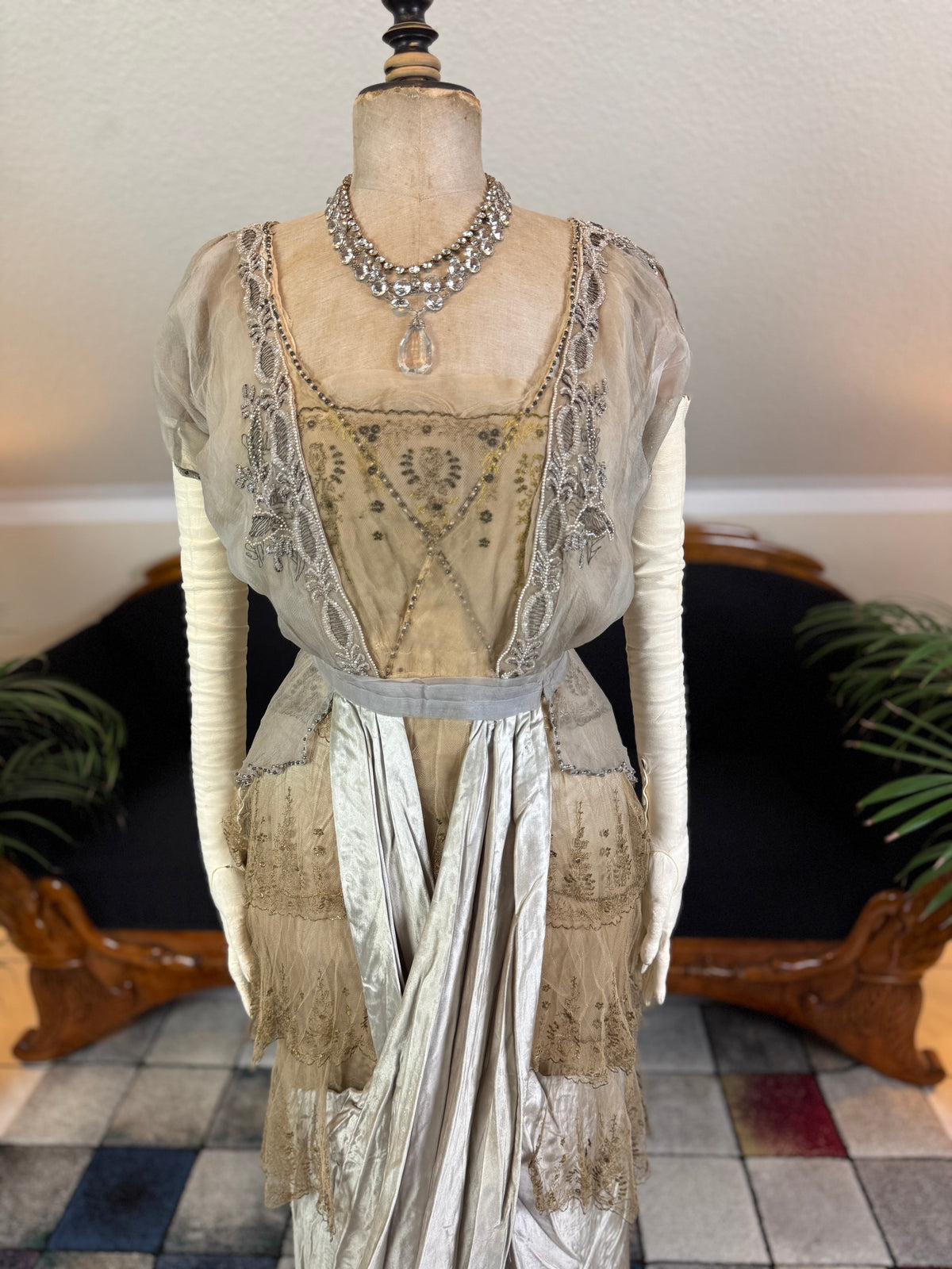 Antikes GUSTAVE BEER Abendkleid – Seidenchiffon &amp; Samt, Paris Couture ca. 1912
