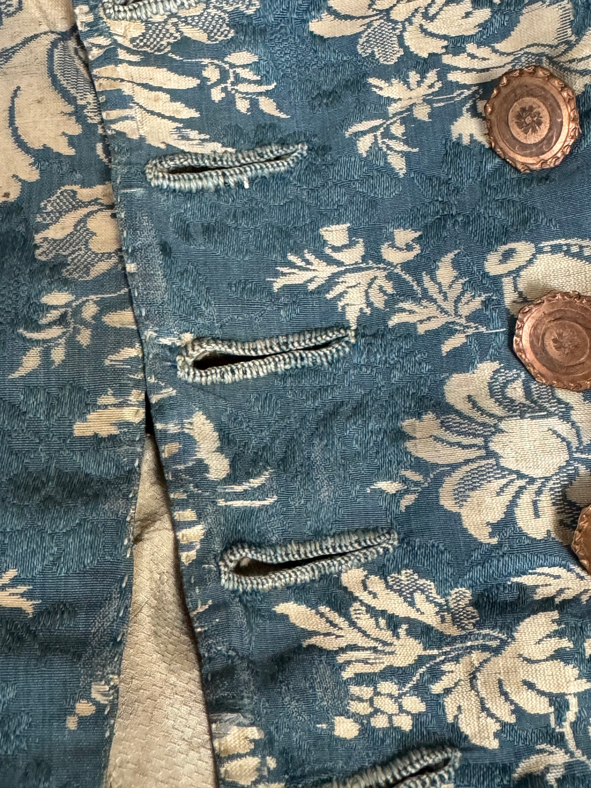 Rokoko Caraco 1750 – Blau-weiß geblümte Seide, Jacke im Reitstil