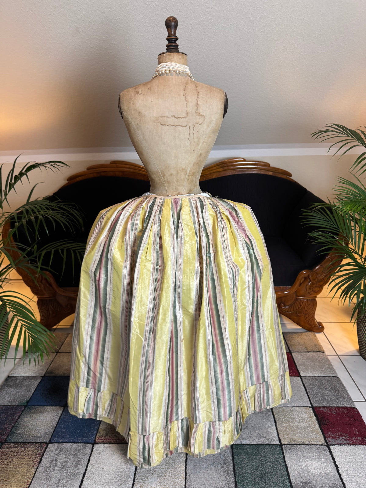 Eine Robe à l’Anglaise aus gelb, grün und pink gestreiftem Seidentaft, ca. 1770