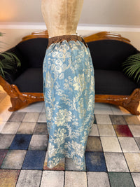 Robe à la Française aus blauem und cremefarbenem Seidendamast – authentisches Kleid aus dem 18. Jahrhundert, ca. 1770