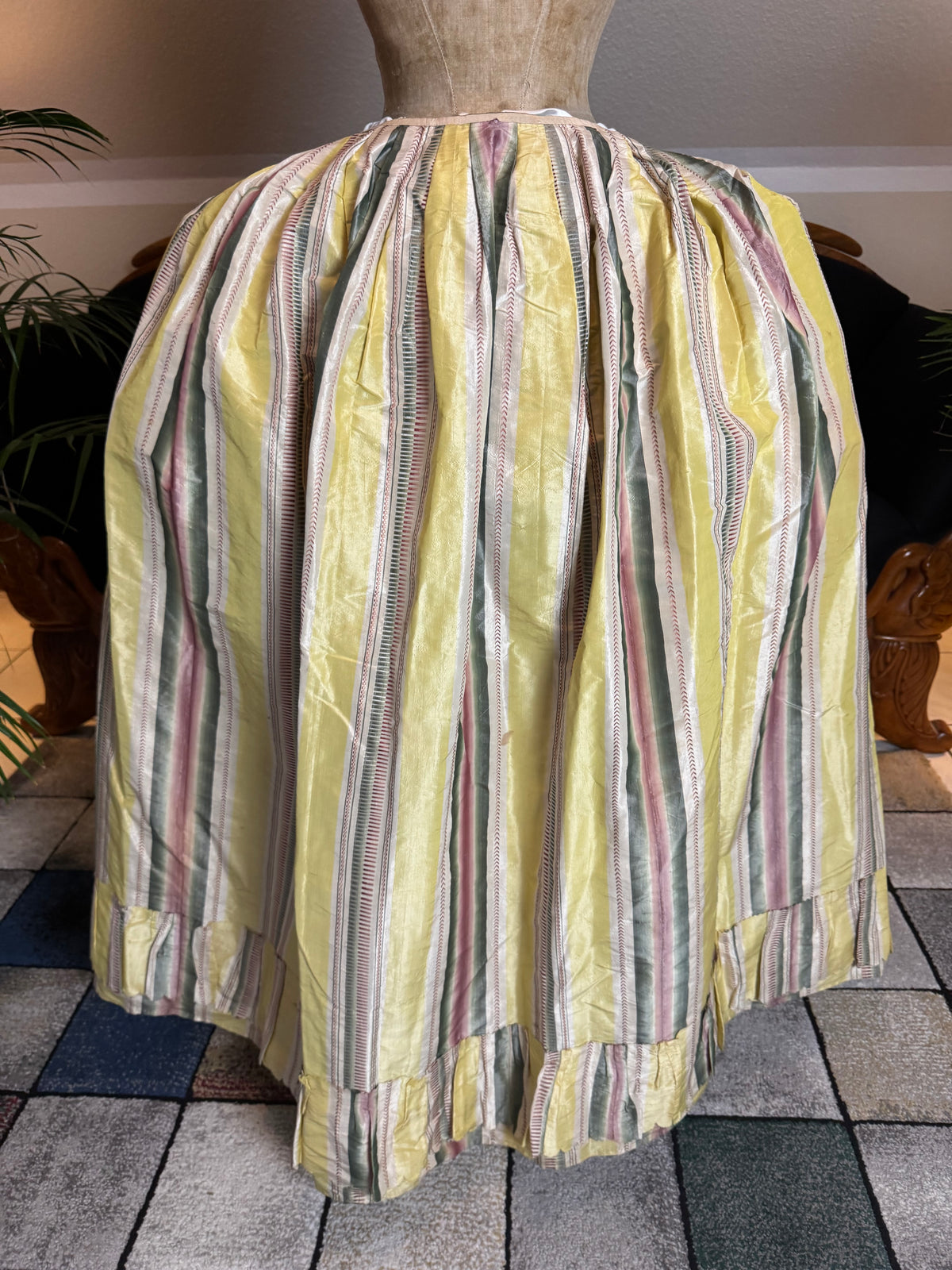 Eine Robe à l’Anglaise aus gelb, grün und pink gestreiftem Seidentaft, ca. 1770