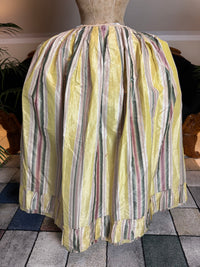 Eine Robe à l’Anglaise aus gelb, grün und pink gestreiftem Seidentaft, ca. 1770