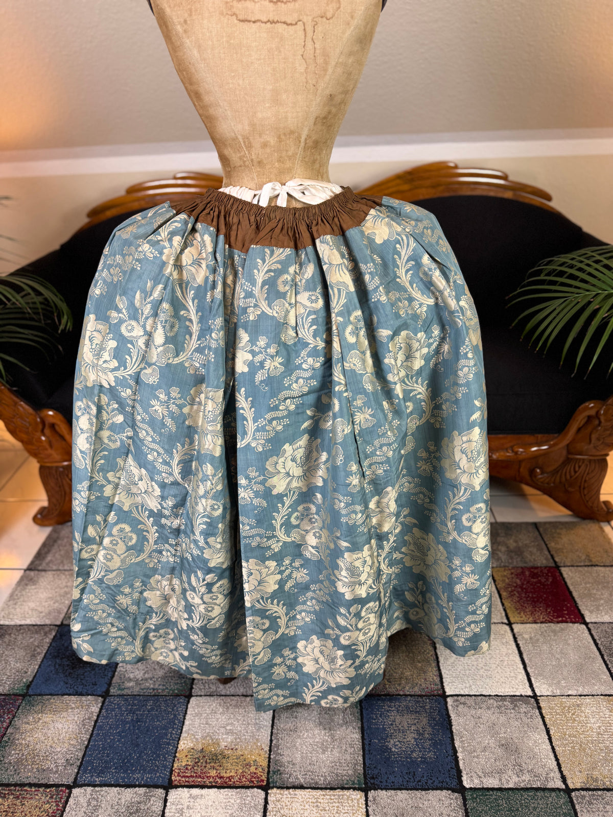 Robe à la Française aus blauem und cremefarbenem Seidendamast – authentisches Kleid aus dem 18. Jahrhundert, ca. 1770
