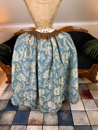 Robe à la Française aus blauem und cremefarbenem Seidendamast – authentisches Kleid aus dem 18. Jahrhundert, ca. 1770