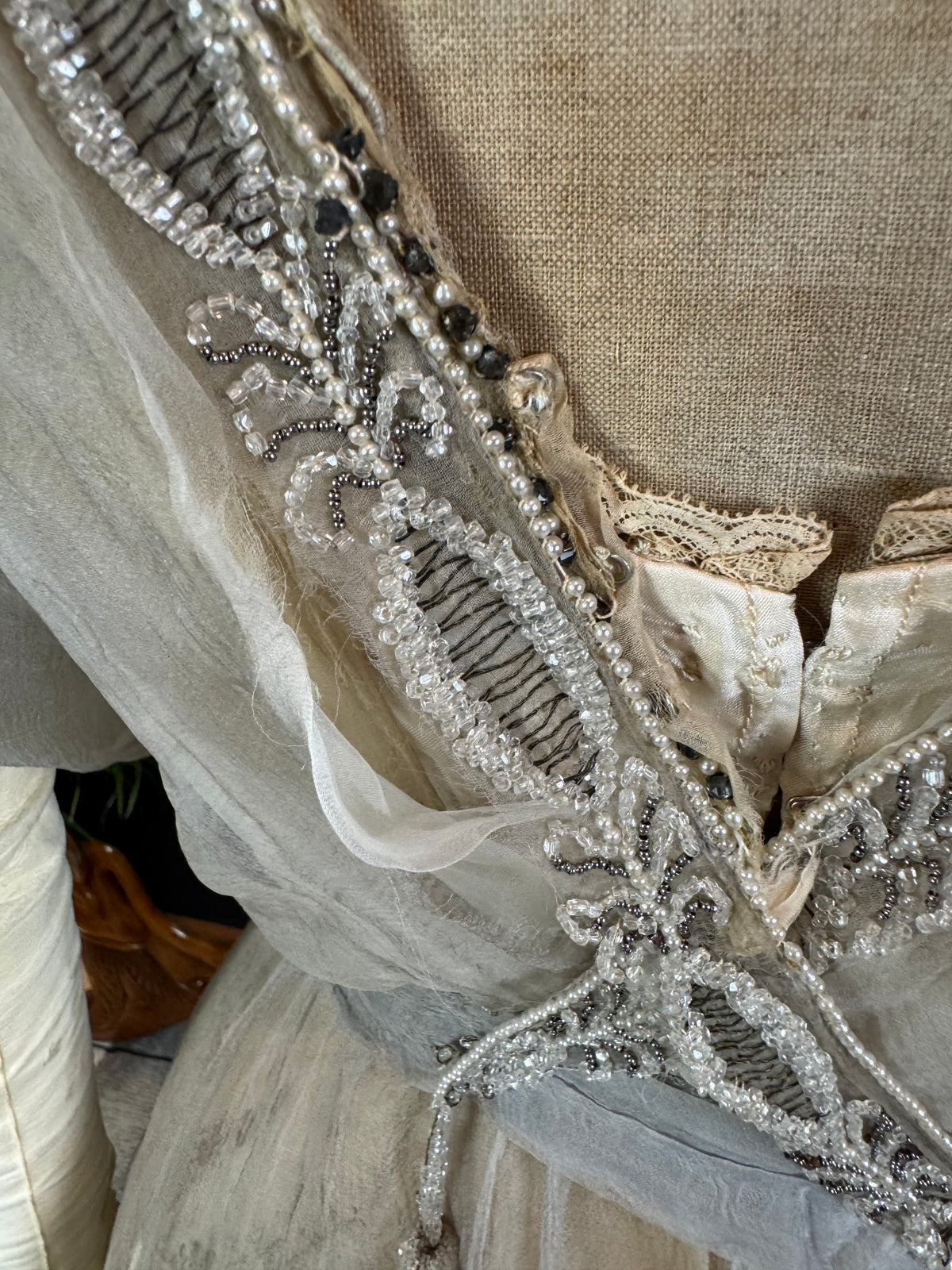 Antikes GUSTAVE BEER Abendkleid – Seidenchiffon &amp; Samt, Paris Couture ca. 1912