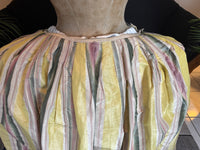 Eine Robe à l’Anglaise aus gelb, grün und pink gestreiftem Seidentaft, ca. 1770