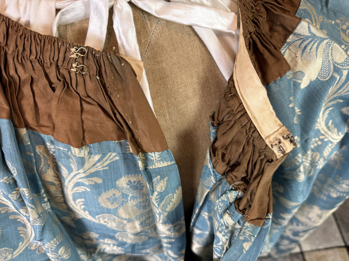 Robe à la Française aus blauem und cremefarbenem Seidendamast – authentisches Kleid aus dem 18. Jahrhundert, ca. 1770