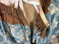 Robe à la Française aus blauem und cremefarbenem Seidendamast – authentisches Kleid aus dem 18. Jahrhundert, ca. 1770