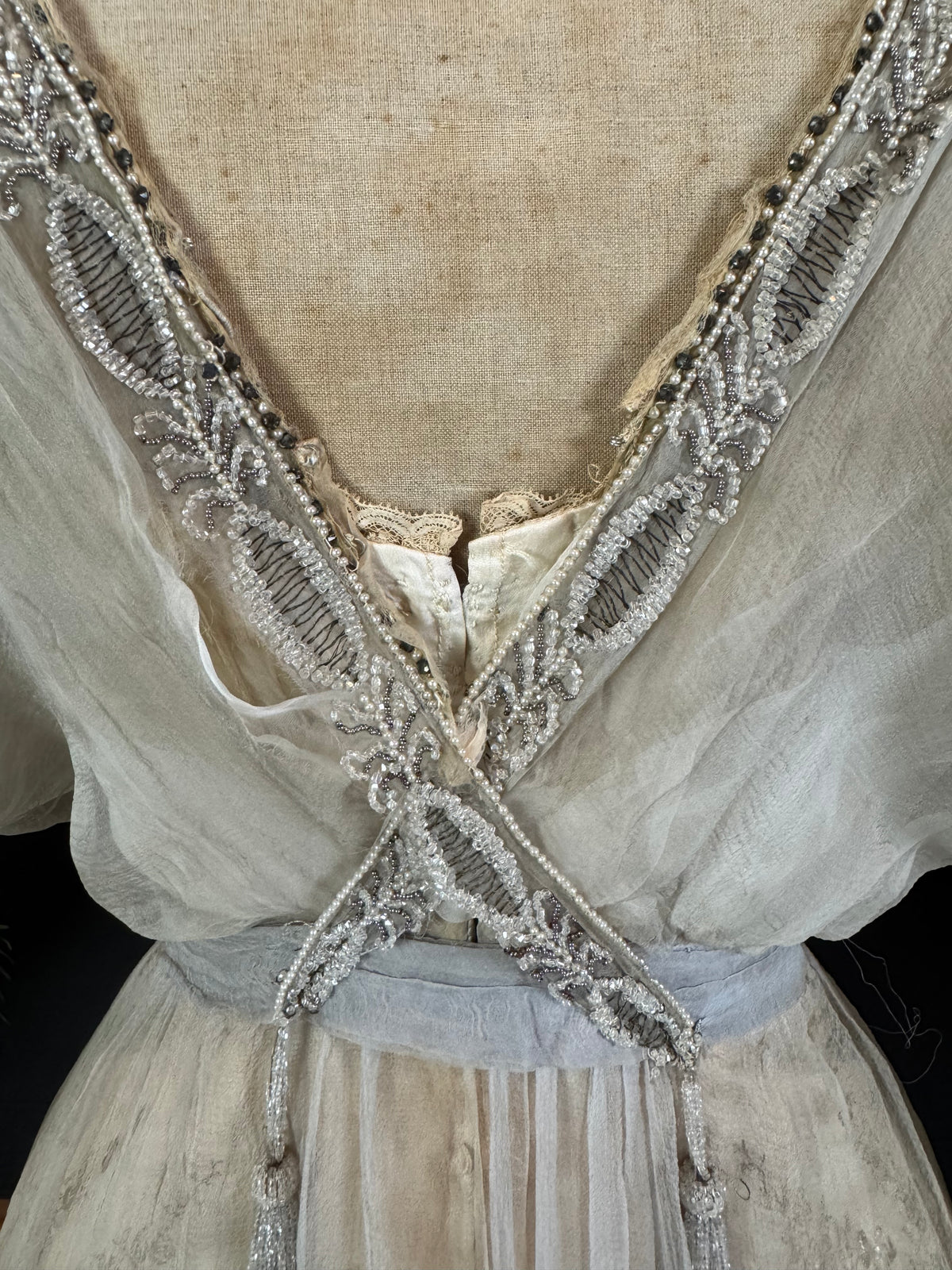 Antikes GUSTAVE BEER Abendkleid – Seidenchiffon &amp; Samt, Paris Couture ca. 1912