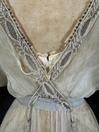 Antikes GUSTAVE BEER Abendkleid – Seidenchiffon &amp; Samt, Paris Couture ca. 1912