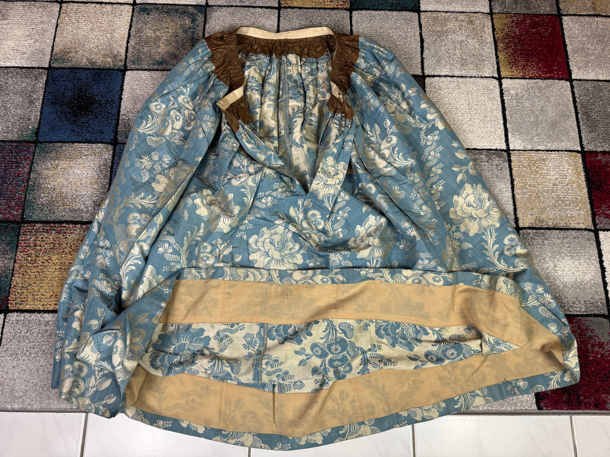 Robe à la Française aus blauem und cremefarbenem Seidendamast – authentisches Kleid aus dem 18. Jahrhundert, ca. 1770