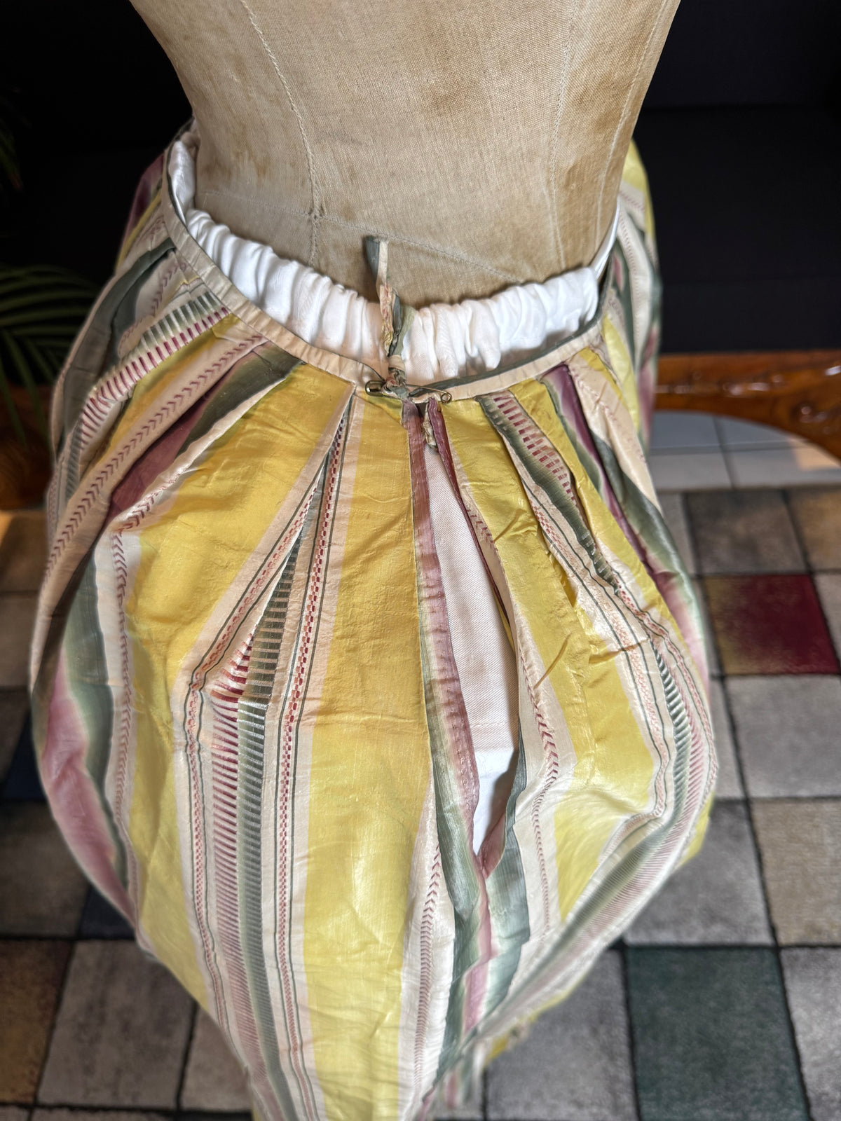 Eine Robe à l’Anglaise aus gelb, grün und pink gestreiftem Seidentaft, ca. 1770