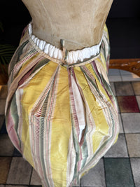 Eine Robe à l’Anglaise aus gelb, grün und pink gestreiftem Seidentaft, ca. 1770